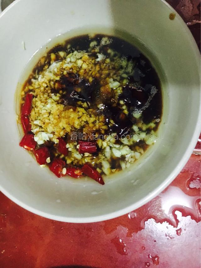 锅里烧油，到油冒烟，然后浇到沙姜蓉里，再加蚝油，酱油，辣椒和白糖搅棒