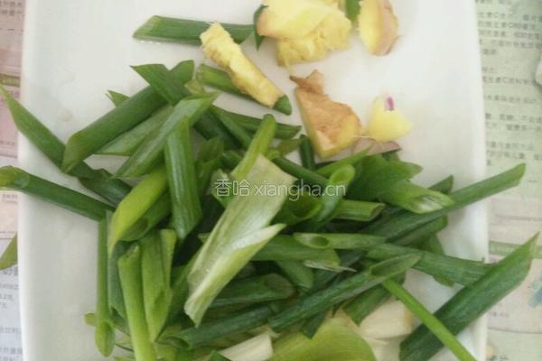 辣椒炒五花肉的做法图解1