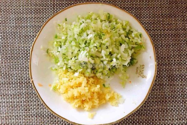 香菇肉馅蒸饺的做法图解3