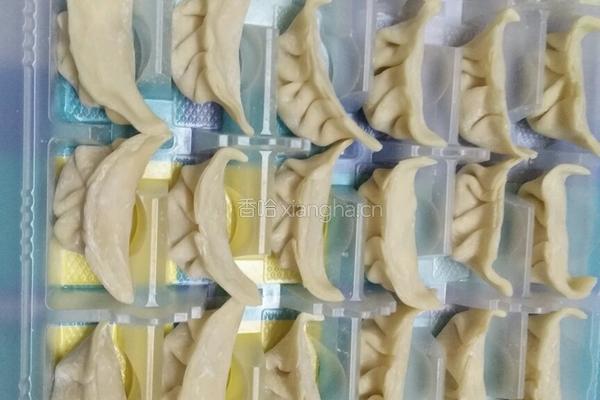 香菇胡萝卜玉米水饺的做法图解7