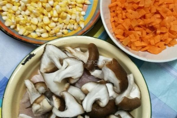 香菇胡萝卜玉米水饺的做法图解1