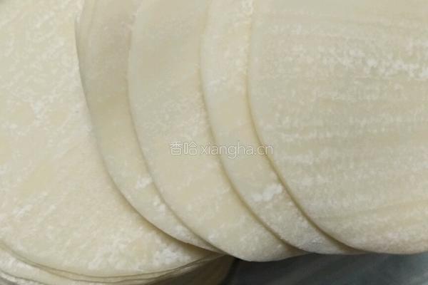 香菇胡萝卜玉米水饺的做法图解3