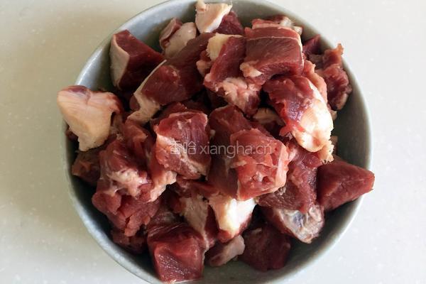 牛肉西红柿汤的做法图解2
