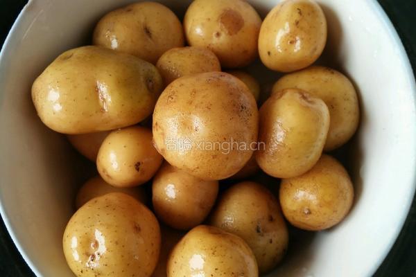 香煎土豆的做法图解1