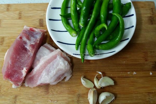 家常辣椒炒肉的做法图解1