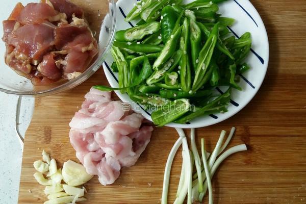 家常辣椒炒肉的做法图解2
