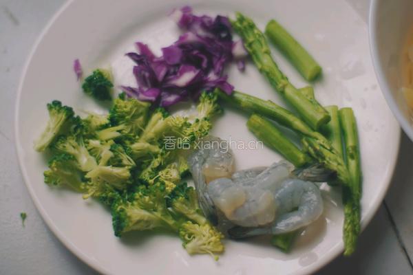 奶油虾仁芦笋面的做法图解2