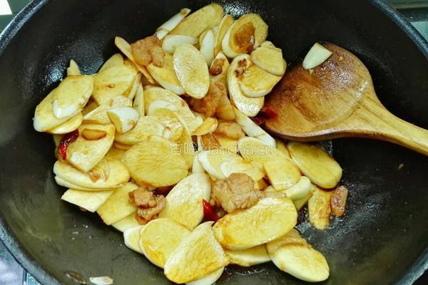 茭白炒肉的做法图解5
