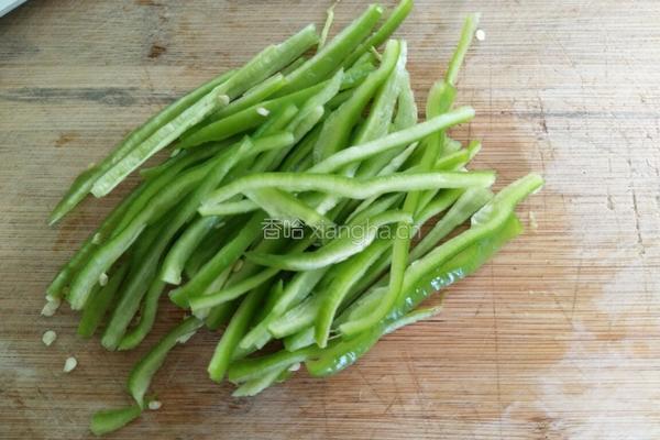 凉拌麻辣土豆丝的做法图解3