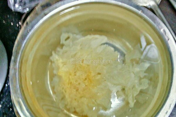 木瓜雪耳海底椰炖排骨汤的做法图解1