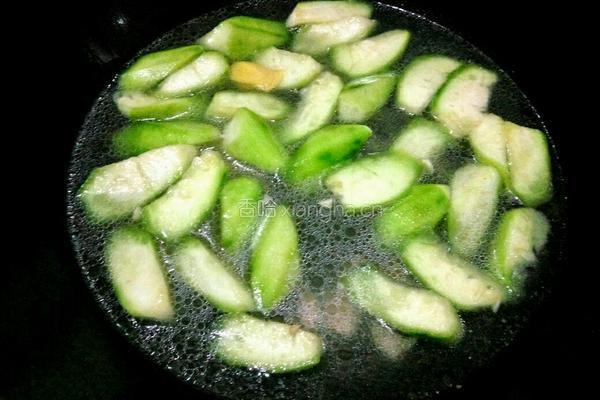 瘦肉丝瓜汤的做法图解5