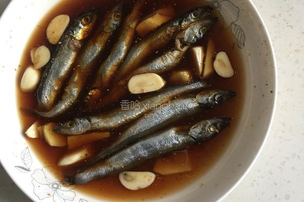 煎多春鱼的做法图解1