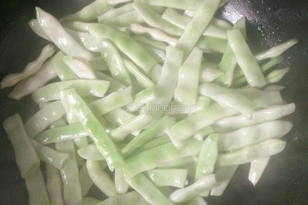 排骨炖豆角土豆的做法图解3