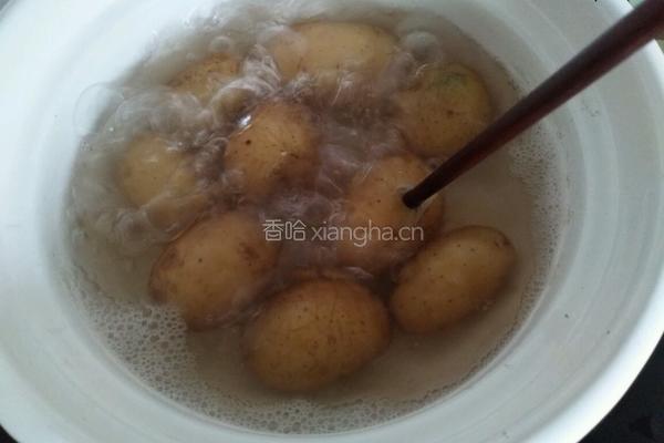 椒盐小土豆的做法图解2