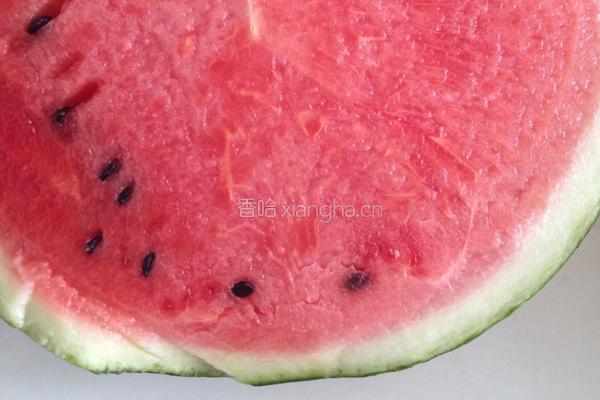鲜榨西瓜汁的做法图解1