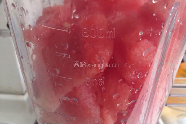 鲜榨西瓜汁的做法图解4