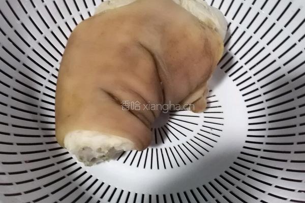 卤肘子的做法图解1