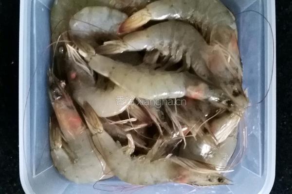 蒜蓉粉丝蒸虾的做法图解2