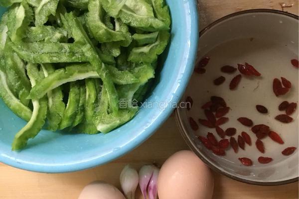 苦瓜炒蛋的做法图解1