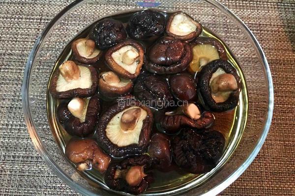 香菇蒸鸡腿的做法图解1
