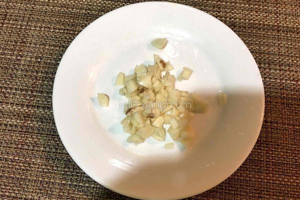 蒜香黄瓜片的做法图解2
