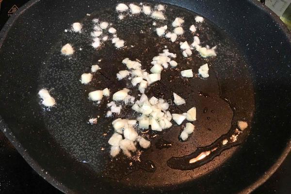蒜香黄瓜片的做法图解3