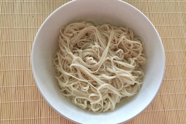 香菇鸡丝汤面的做法图解8