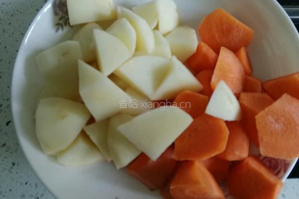 土豆胡萝卜炖五花肉的做法图解2