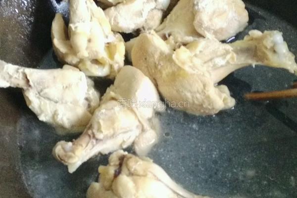 毛豆炖鸡翅根的做法图解2