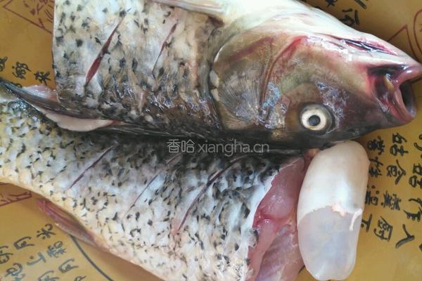 清炖鱼的做法图解1