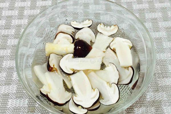 蒜蓉酱拌姬松茸的做法图解5