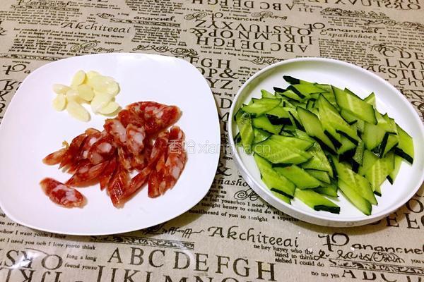 腊肠炒黄瓜的做法图解2