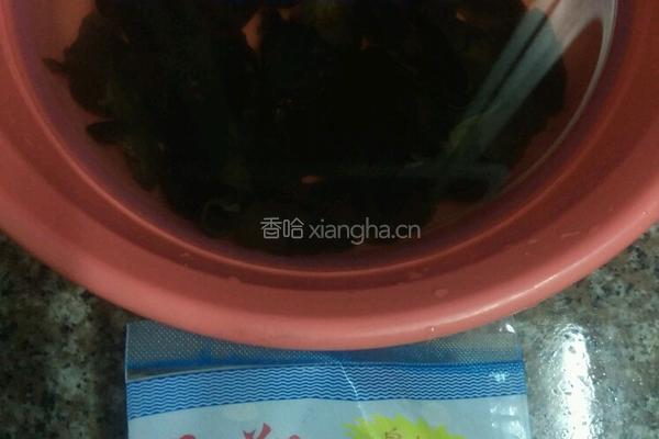 云耳炒鲜百合的做法图解1