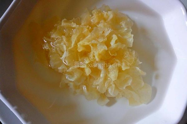 银耳雪梨羹的做法图解2