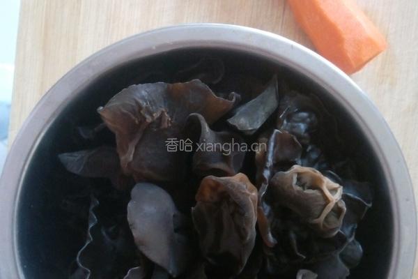 木耳炒肉的做法图解1