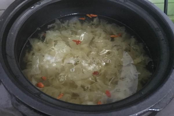 桃胶银耳羹的做法图解3