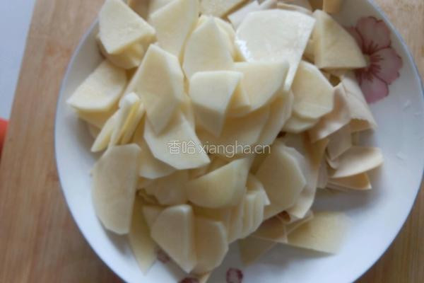 土豆炖干豆腐的做法图解2