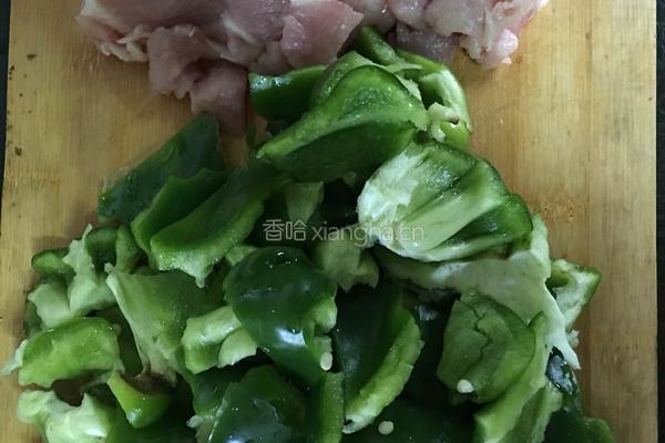 青椒炒肉的做法图解1