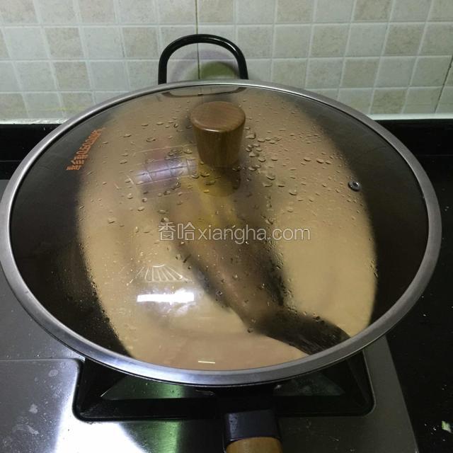 调大火，锅里的水烧开，倒一勺子姜葱料酒在开水里，这样可以除腥味，又不会抢了鱼的鲜美。特别是对养殖的腥味浓的淡水鱼。
开启大火蒸鱼模式……7~8分钟。
看好手机时间哦。