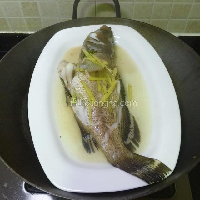 蒸好，把鱼取出，倒掉多余的汁。
PS：倒掉鱼汁这个步骤，个人认为就是为了卖相好看，如果家庭吃鱼，建议不需要倒掉，那个汁可是精华鱼汤，淋上酱油，捞饭一流。