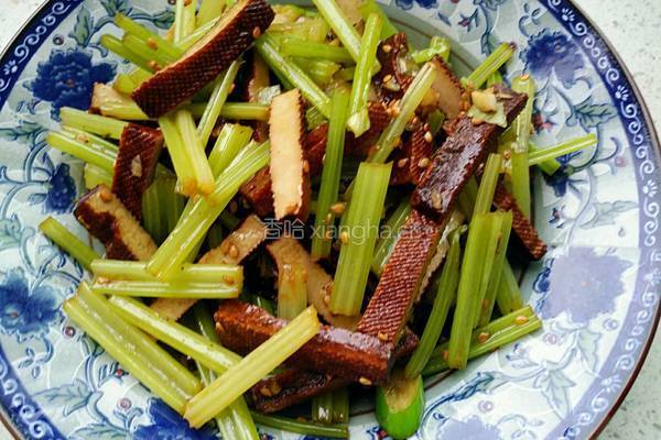 凉拌香芹豆腐干的做法图解1