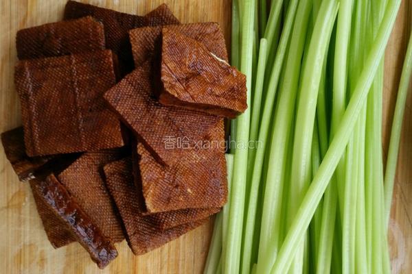 凉拌香芹豆腐干的做法图解2