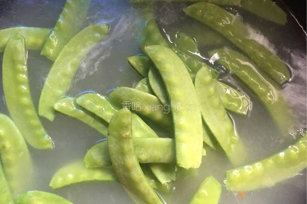 荷兰豆炒甜肠的做法图解2