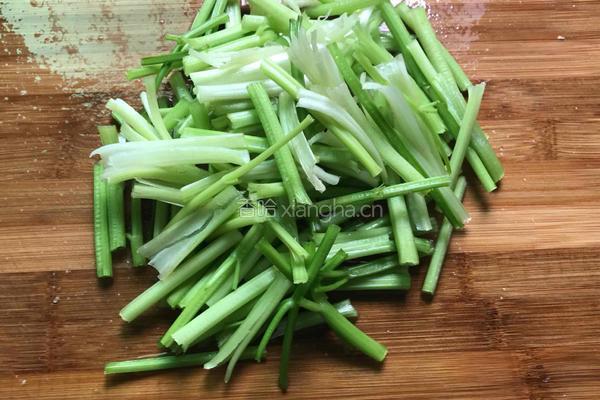 猪肝炒芹菜的做法图解3