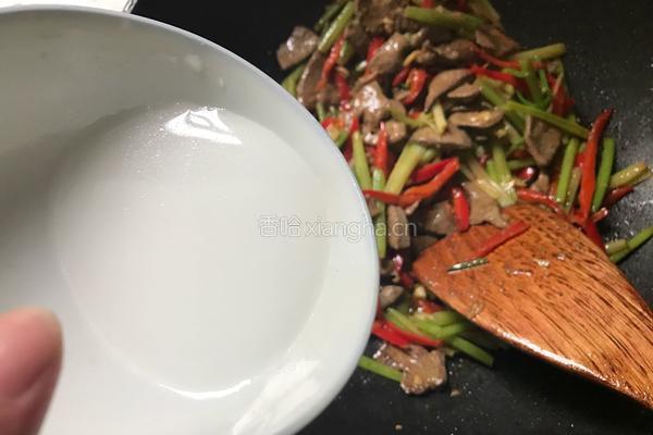 猪肝炒芹菜的做法图解10