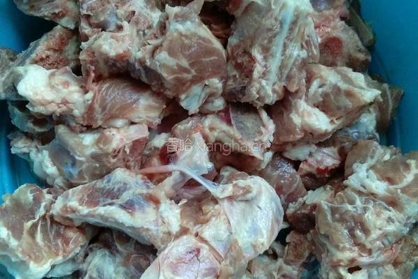 土豆炖排骨的做法图解1