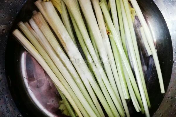 冰镇芹菜杆的做法图解1