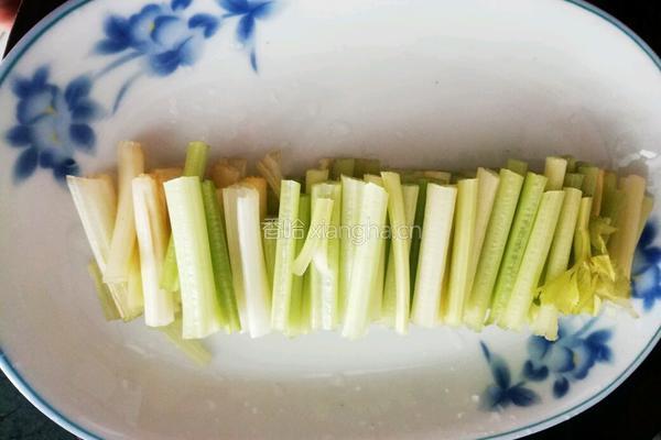 冰镇芹菜杆的做法图解3
