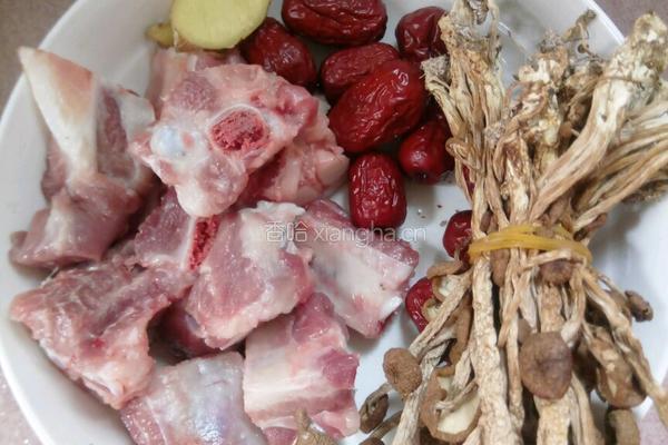 茶树菇排骨汤的做法图解1