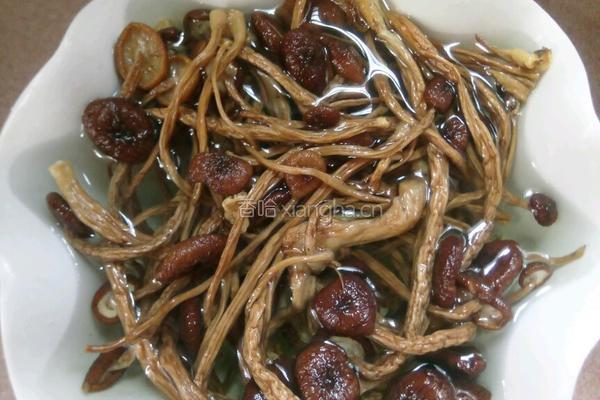 茶树菇排骨汤的做法图解2
